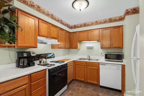 Kitchen - 19330 Wolf Rd #9, Mokena, IL 60448 photo 1 of 1