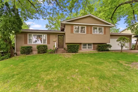 4711 Scott St, Davenport, IA 52806