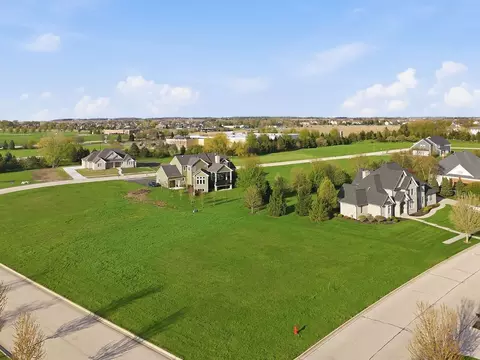 247 Merry Oaks Dr, Sycamore, IL 60178