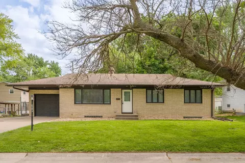 1107 Hawthorne Dr, Bettendorf, IA 52722