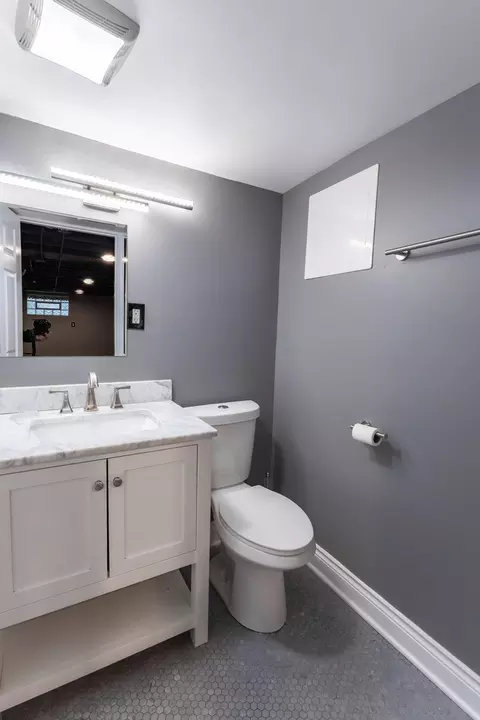 Bath - 547 E 148th Pl, Harvey, IL 60426 photo 2 of 3
