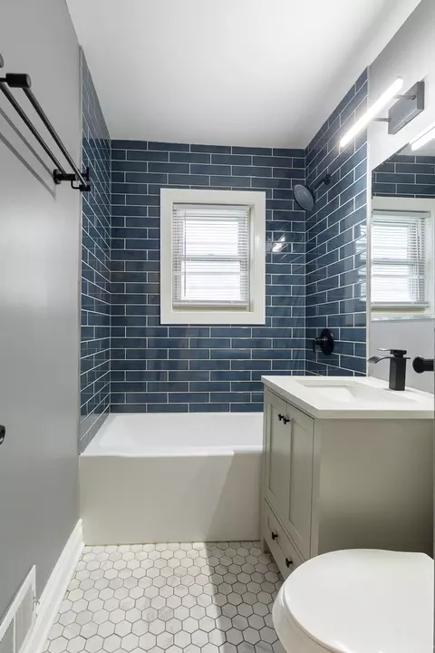 Bath - 547 E 148th Pl, Harvey, IL 60426 photo 1 of 3