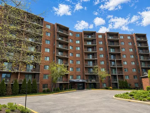 1 Bloomingdale Pl #200, Bloomingdale, IL 60108
