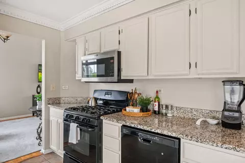 Kitchen - 364 Millwood Dr, Bartlett, IL 60103 photo 3 of 4