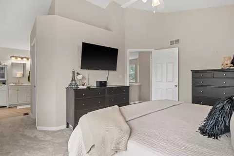 Bedroom - 364 Millwood Dr, Bartlett, IL 60103 photo 2 of 5