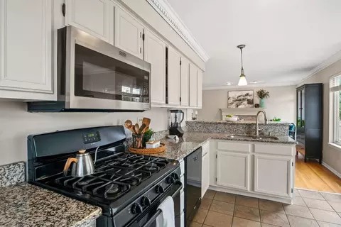 Kitchen - 364 Millwood Dr, Bartlett, IL 60103 photo 2 of 4