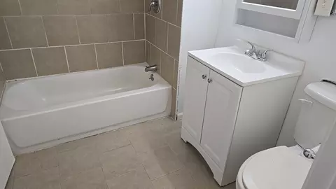 Bath - 7627 S Bennett Ave, Chicago, IL 60649 photo 5 of 5