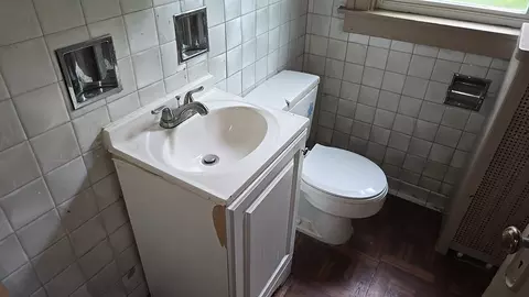 Bath - 7627 S Bennett Ave, Chicago, IL 60649 photo 3 of 5