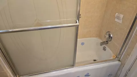 Bath - 7627 S Bennett Ave, Chicago, IL 60649 photo 2 of 5