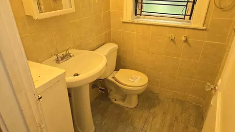 Bath - 7627 S Bennett Ave, Chicago, IL 60649 photo 1 of 5