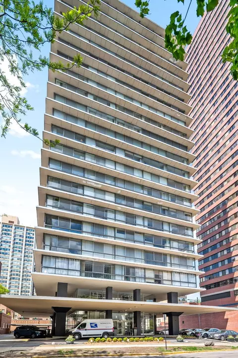 320 W Oakdale Ave #702, Chicago, IL 60657