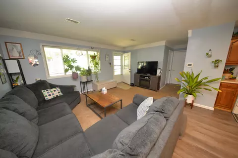 Living - 8 E Crownview, Mount Vernon, IL 62864 photo 2 of 2