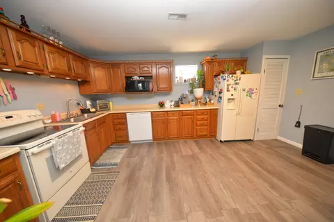 Kitchen - 8 E Crownview, Mount Vernon, IL 62864 photo 3 of 3