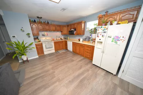 Kitchen - 8 E Crownview, Mount Vernon, IL 62864 photo 1 of 3