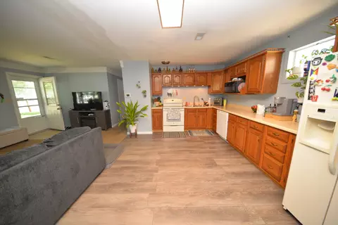 Kitchen - 8 E Crownview, Mount Vernon, IL 62864 photo 2 of 3