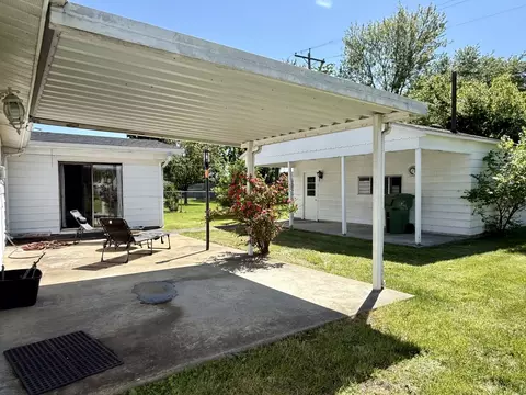 Exterior - 8 E Crownview, Mount Vernon, IL 62864 photo 5 of 8