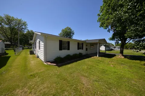 Exterior - 8 E Crownview, Mount Vernon, IL 62864 photo 2 of 8