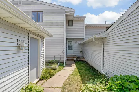 3450 Cedarview Ct, Bettendorf, IA 52722