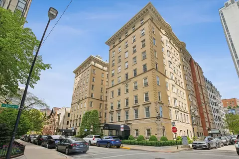 70 E Scott St #306, Chicago, IL 60610