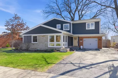 334 E Huntington Ln, Elmhurst, IL 60126