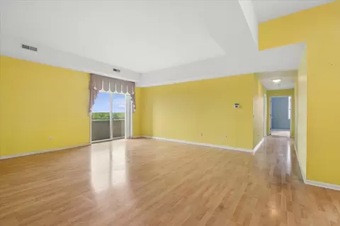 Living - 435 William St #802, River Forest, IL 60305 photo 3 of 6