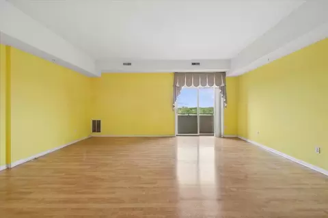 Living - 435 William St #802, River Forest, IL 60305 photo 2 of 6
