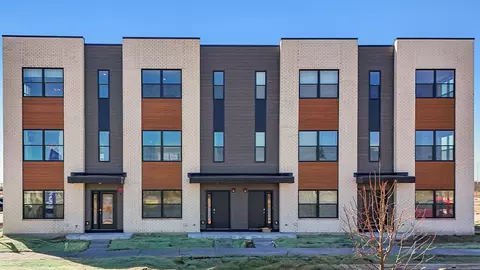 2229 Waters Edge Dr, Schaumburg, IL 60173