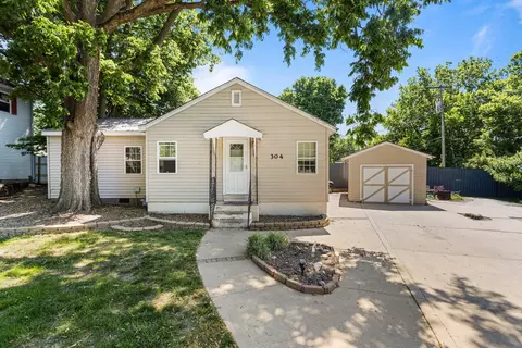 304 S Third St, Fisher, IL 61843