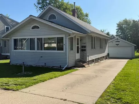 2345 Dunham St, Clinton, IA 52732