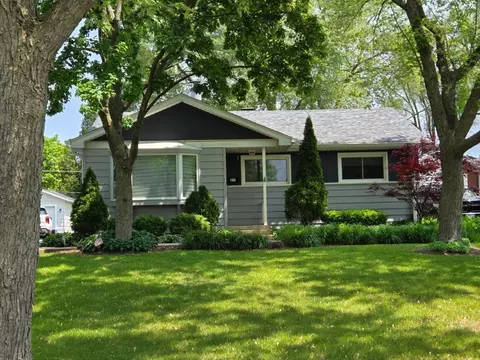 215 Brice Ave, Mundelein, IL 60060