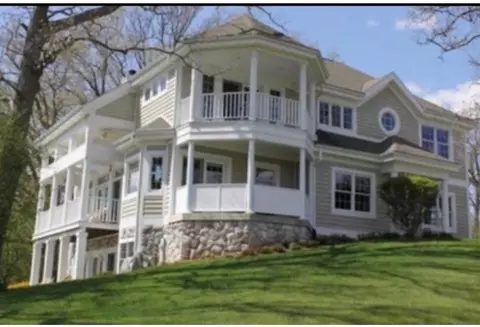 1330 Prestwick Dr, Lake Geneva, WI 53147