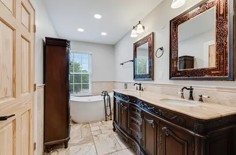 Bath - 2405 Finn Ct, Plainfield, IL 60586 photo 3 of 5