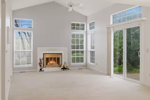 Living - 442 Cromwell Cir #1, Bartlett, IL 60103 photo 3 of 8