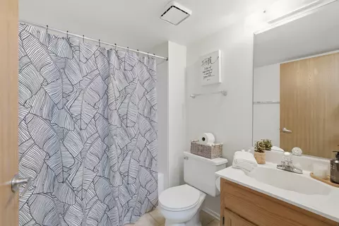 Bath - 442 Cromwell Cir #1, Bartlett, IL 60103 photo 1 of 2