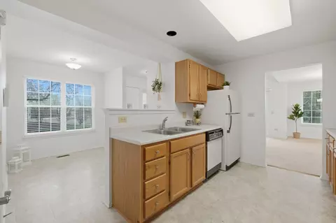 Kitchen - 442 Cromwell Cir #1, Bartlett, IL 60103 photo 2 of 3