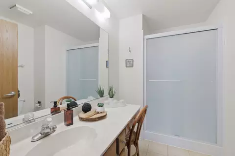 Bath - 442 Cromwell Cir #1, Bartlett, IL 60103 photo 2 of 2