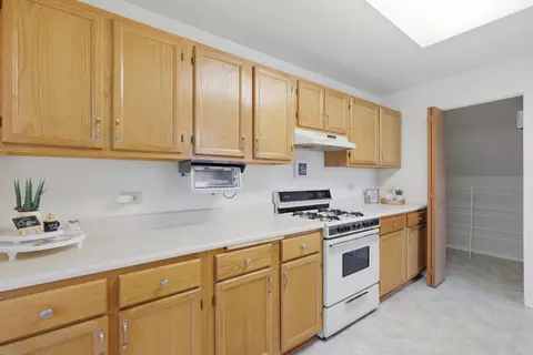 Kitchen - 442 Cromwell Cir #1, Bartlett, IL 60103 photo 1 of 3
