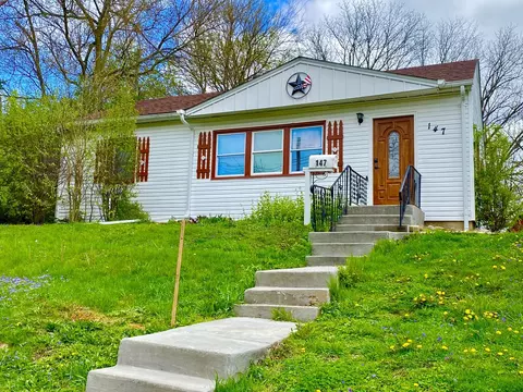 147 S Hill St, Woodstock, IL 60098