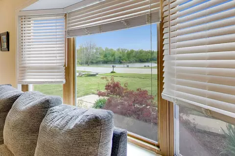 Living - 1410 N Scully Dr, Mchenry, IL 60050 photo 4 of 5
