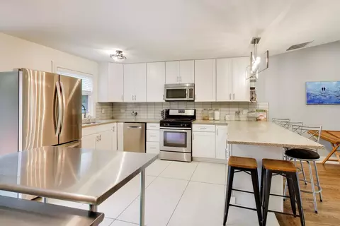 Kitchen - 1410 N Scully Dr, Mchenry, IL 60050 photo 2 of 4