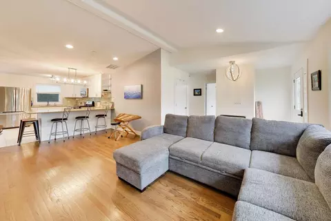 Living - 1410 N Scully Dr, Mchenry, IL 60050 photo 3 of 5