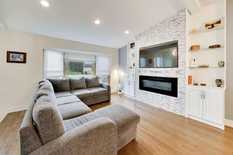 Living - 1410 N Scully Dr, Mchenry, IL 60050 photo 2 of 5