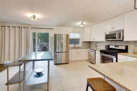 Kitchen - 1410 N Scully Dr, Mchenry, IL 60050 photo 3 of 4