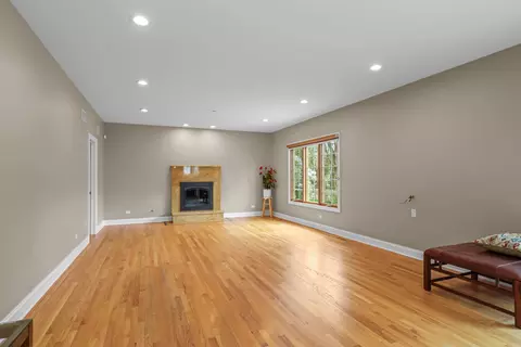 Living - 267 9th St, Wheeling, IL 60090 photo 3 of 4