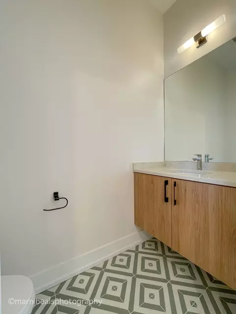 Bath - 6320 S Champlain Ave, Chicago, IL 60637 photo 3 of 5