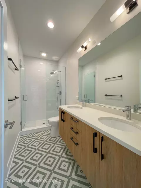 Bath - 6320 S Champlain Ave, Chicago, IL 60637 photo 2 of 5