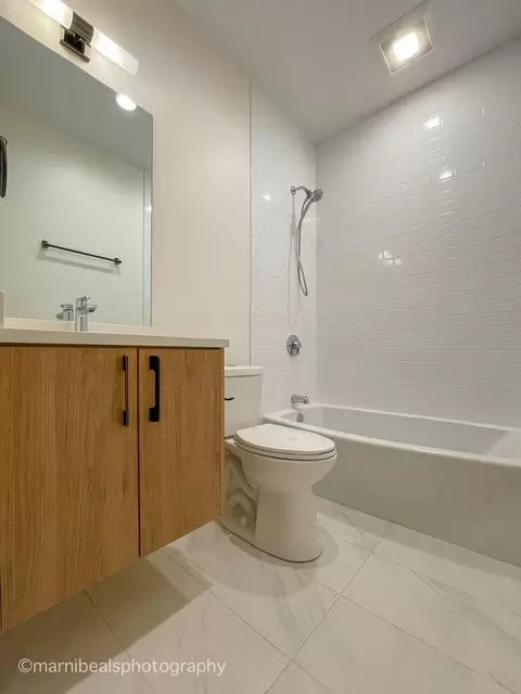 Bath - 6320 S Champlain Ave, Chicago, IL 60637 photo 5 of 5