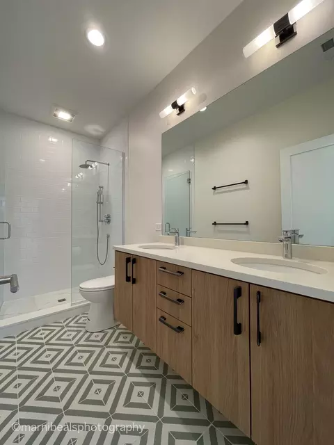 Bath - 6320 S Champlain Ave, Chicago, IL 60637 photo 1 of 5
