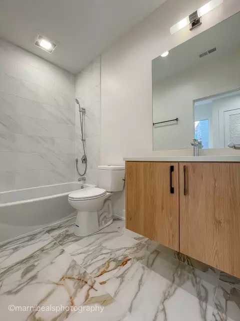 Bath - 6320 S Champlain Ave, Chicago, IL 60637 photo 4 of 5