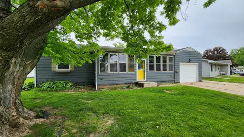 739 Highview Dr, Clinton, IA 52732